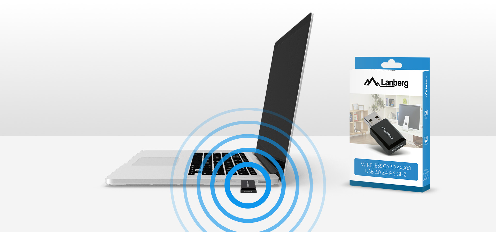 Bezprzewodowa karta sieciowa z wtyczką obok laptopa i opakowania