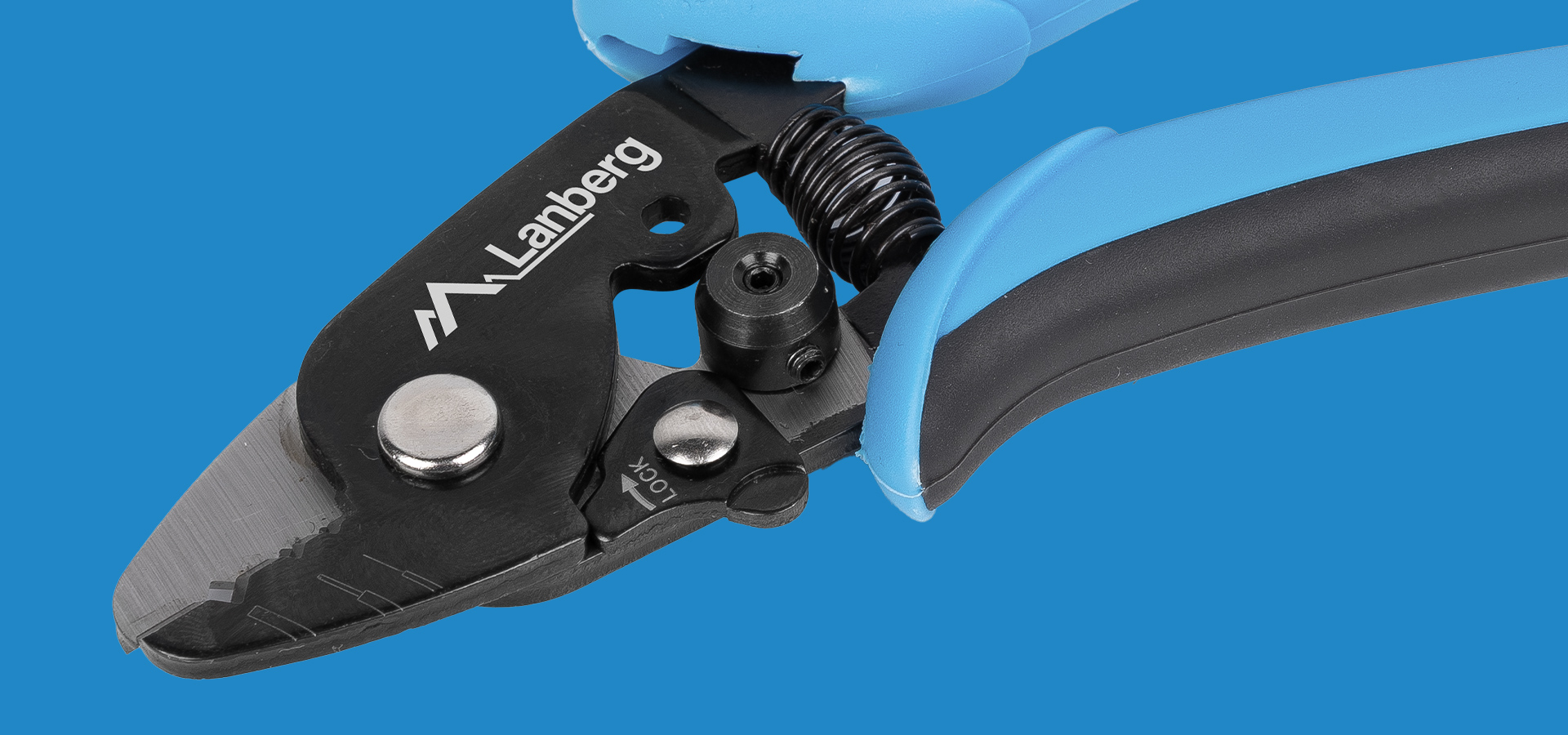 Para szczypiec z czarnymi szczękami i niebieskimi gumowymi uchwytami dla wygody.