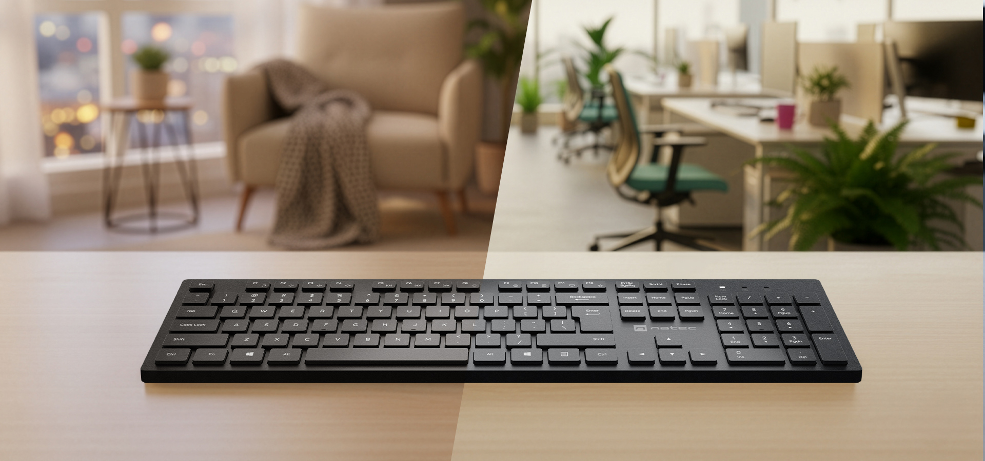 Czarna klawiatura położona na drewnianym stole z przytulnym domem i biurem w tle.