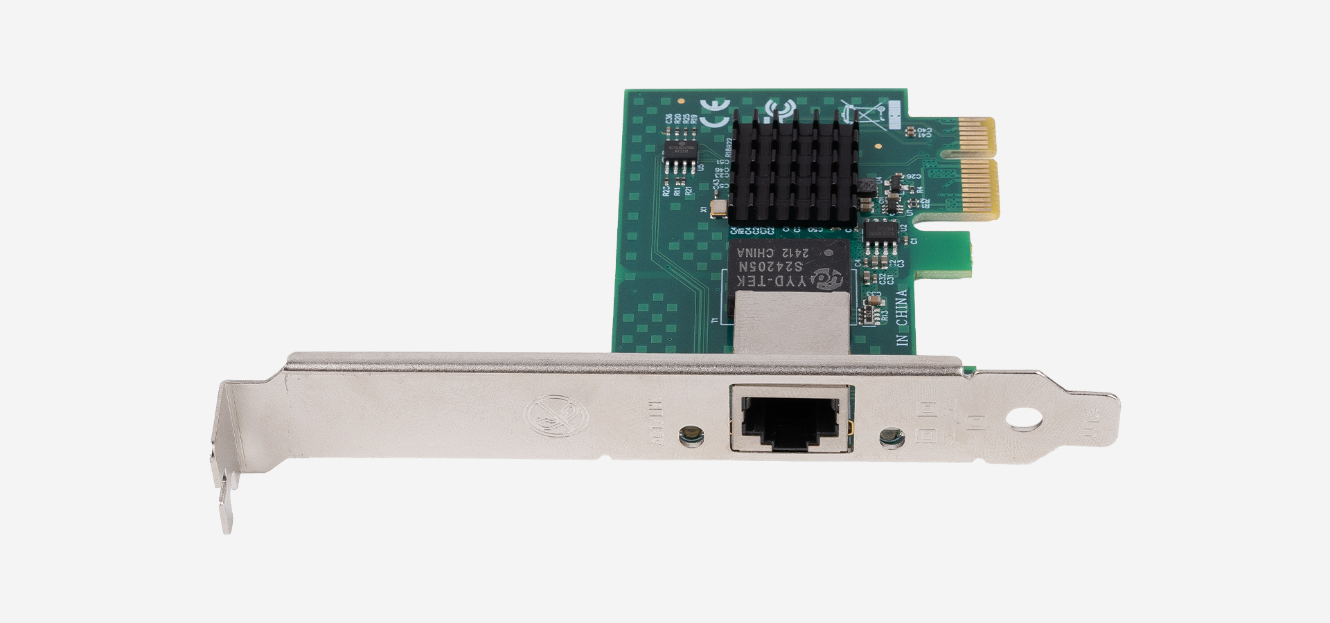 Płytka obwodowa z portem ethernetowym i metalowym uchwytem do montażu w komputerze.