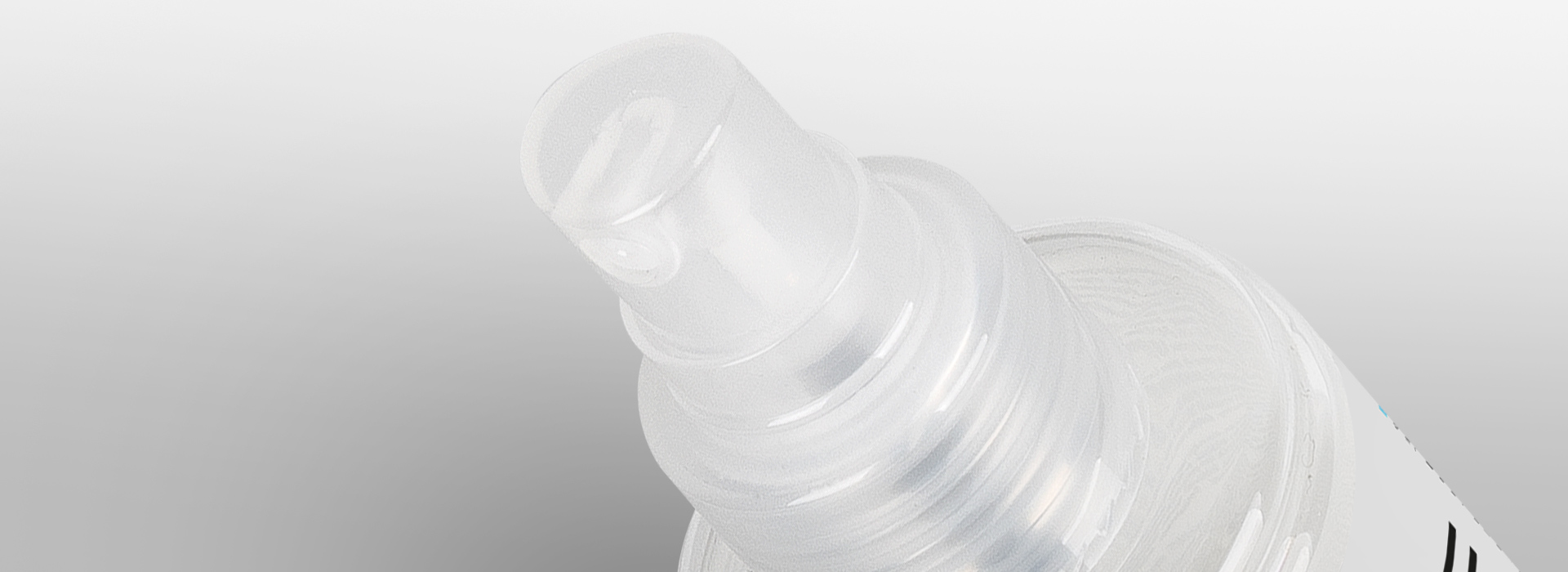 Zbliżenie na górę butelki z dozownikiem i gładką powierzchnią.