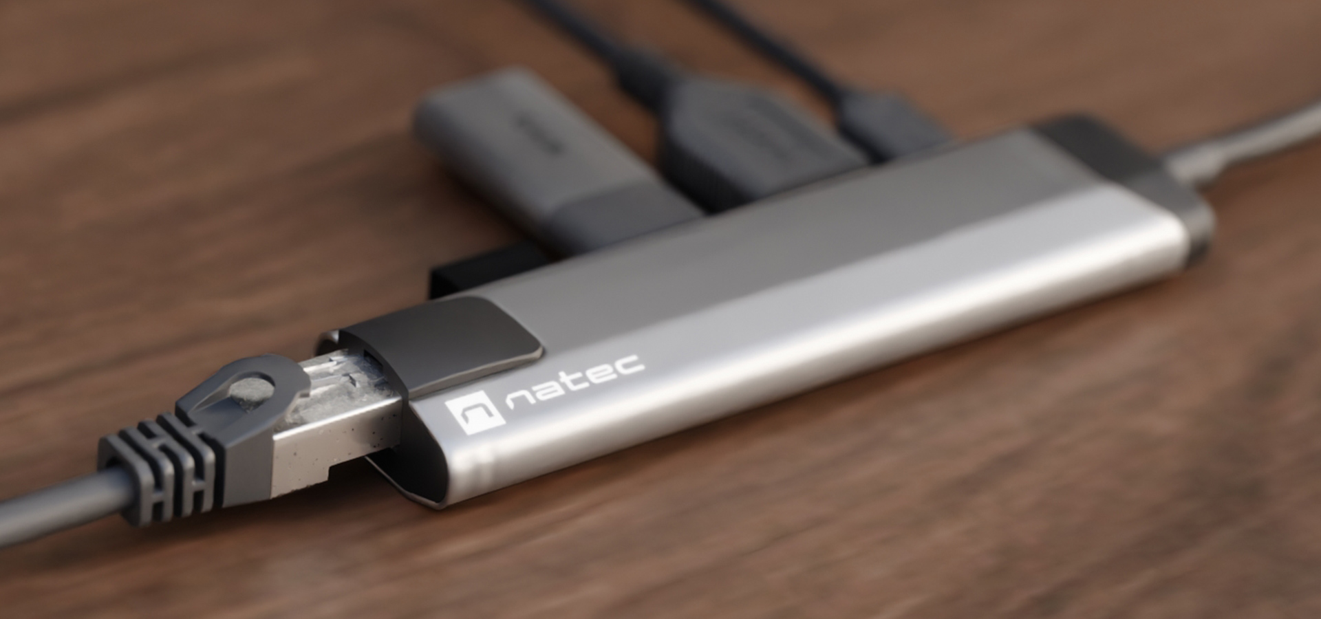 Adapter wieloportowy z wieloma portami do połączeń wideo i sieciowych