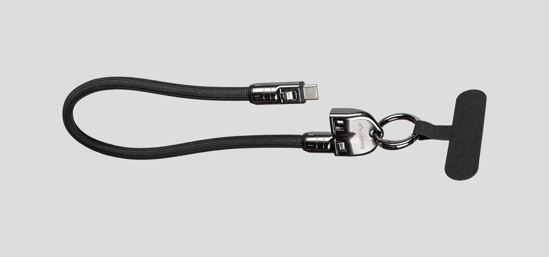 Czarny kabel USB-C męsko-męski o długości 0,3 m, wyposażony w brelok do kluczy ułatwiający przenoszenie.