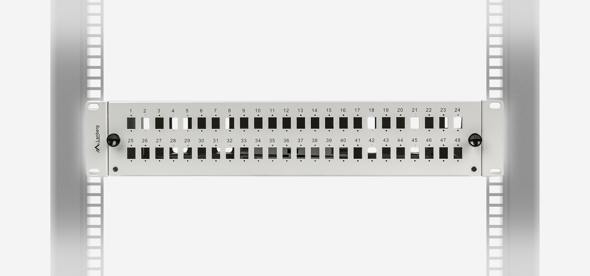 Panel z wieloma portami połączeniowymi ułożonymi w dwóch rzędach na konstrukcji rackowej.