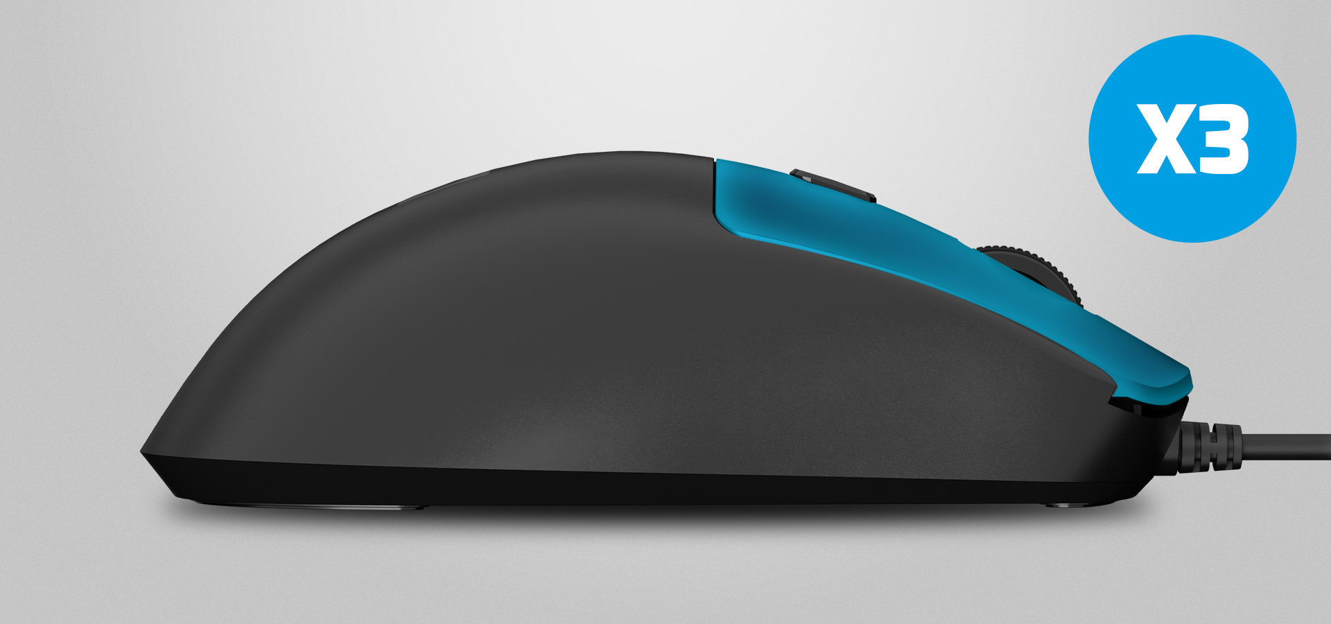 Czarna mysz komputerowa z turkusowym akcentem i kablem połączeniowym.