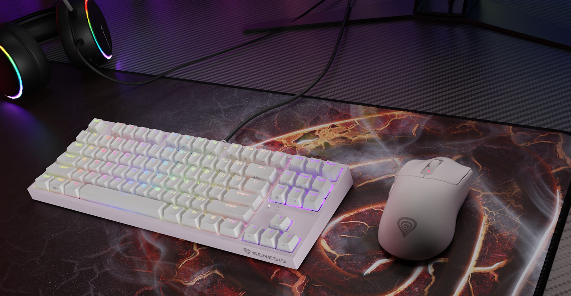 Biała mysz i klawiatura do gier z podświetleniem RGB na kolorowej podkładce pod mysz, ustawione na eleganckim biurku do gier