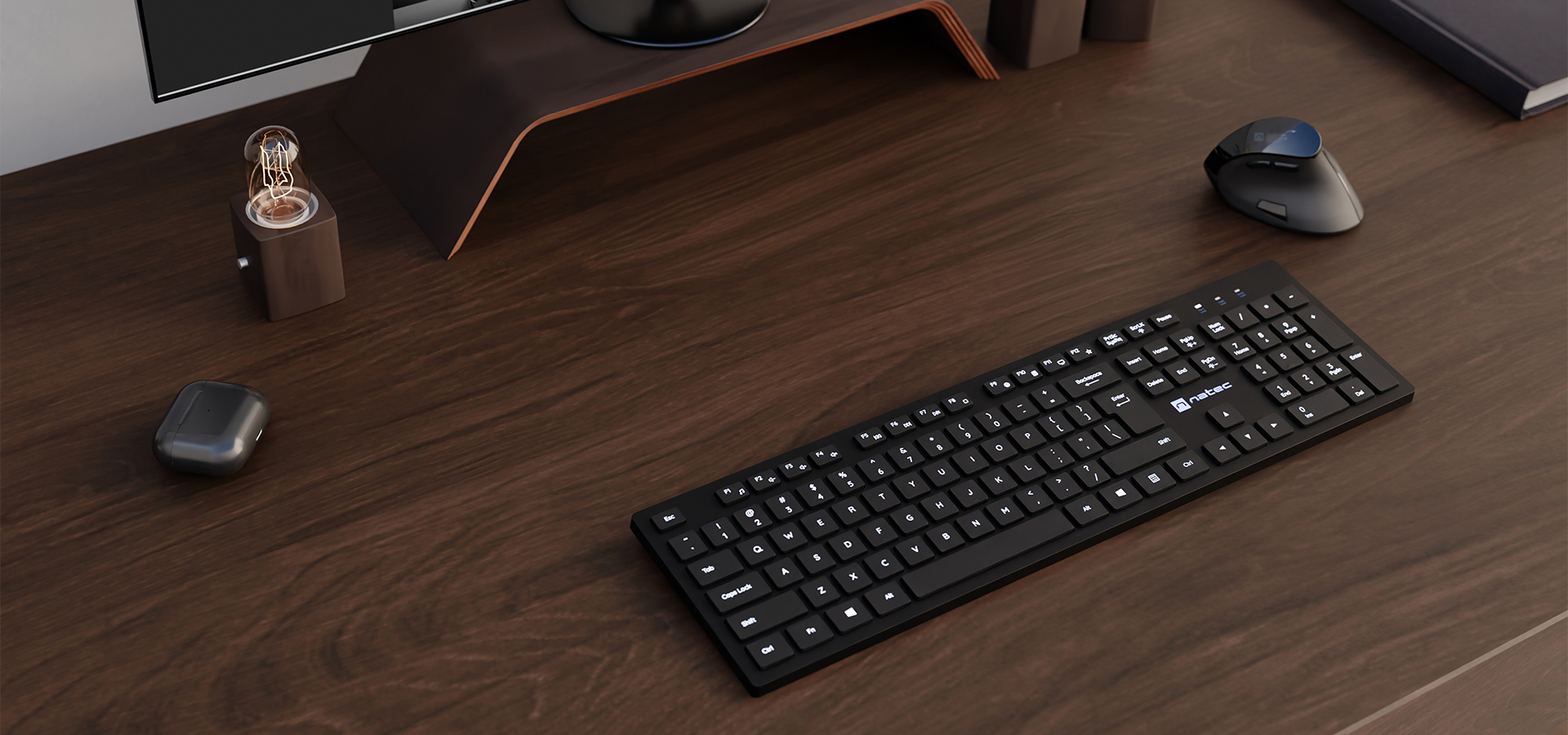 Bezprzewodowa klawiatura i mysz na drewnianym biurku z podstawą monitora i dekoracjami.