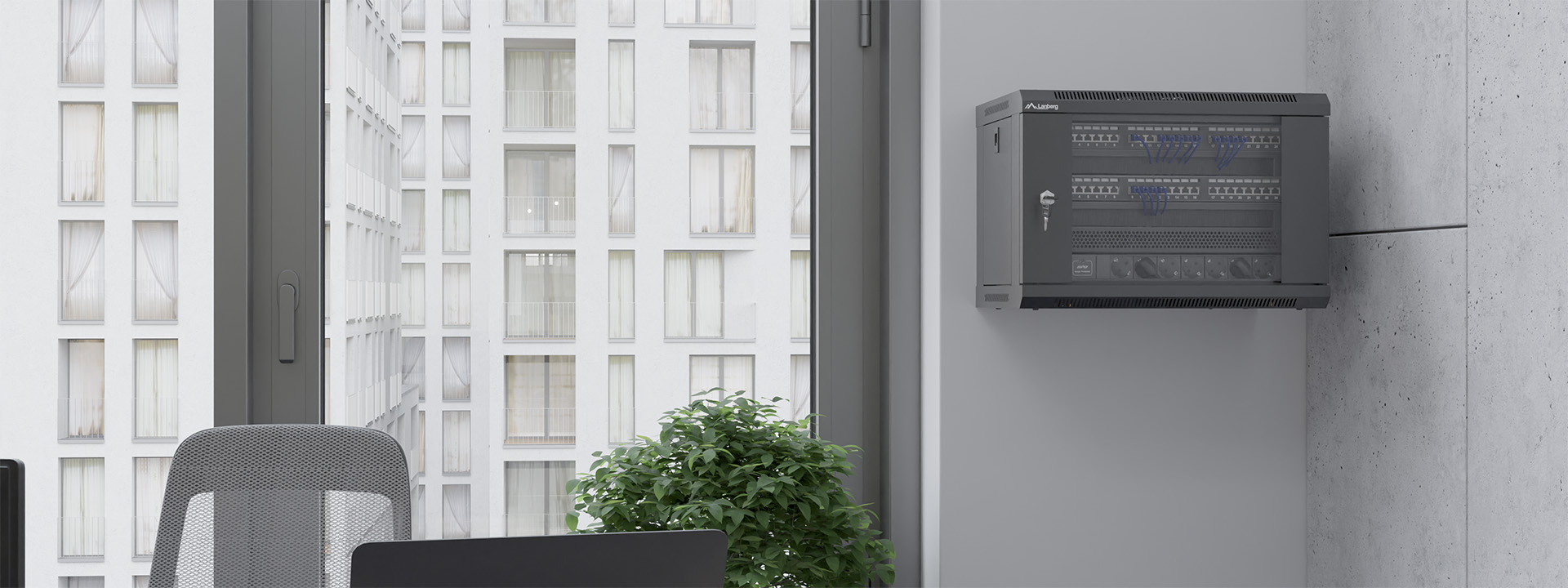 Naścienny regał z metalowymi drzwiami w nowoczesnym otoczeniu biurowym, z rośliną i biurkiem