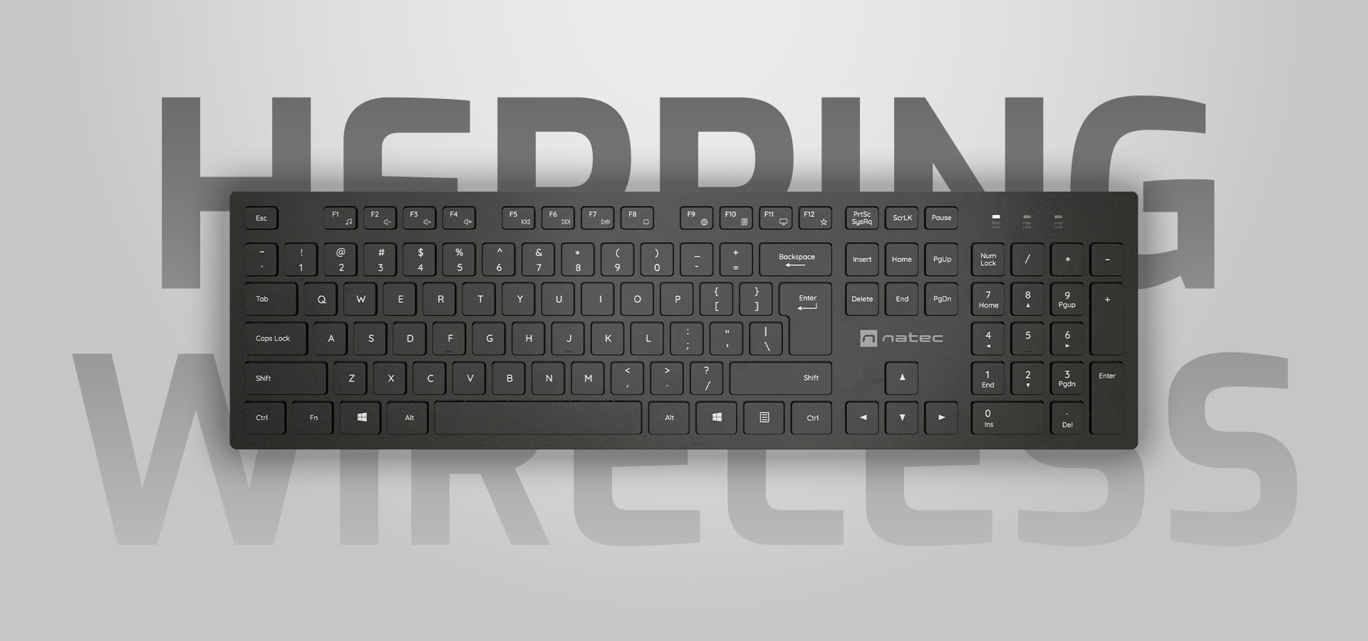 Czarna bezprzewodowa klawiatura o smukłej konstrukcji i różnych klawiszach do pisania.