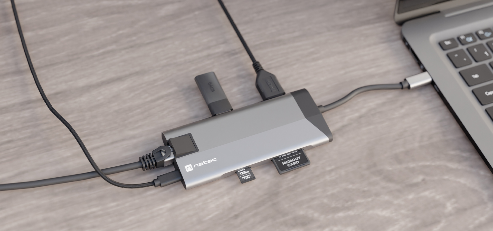 Hub urządzenia z wieloma portami łączeniowymi i dwoma włożonymi kartami pamięci.