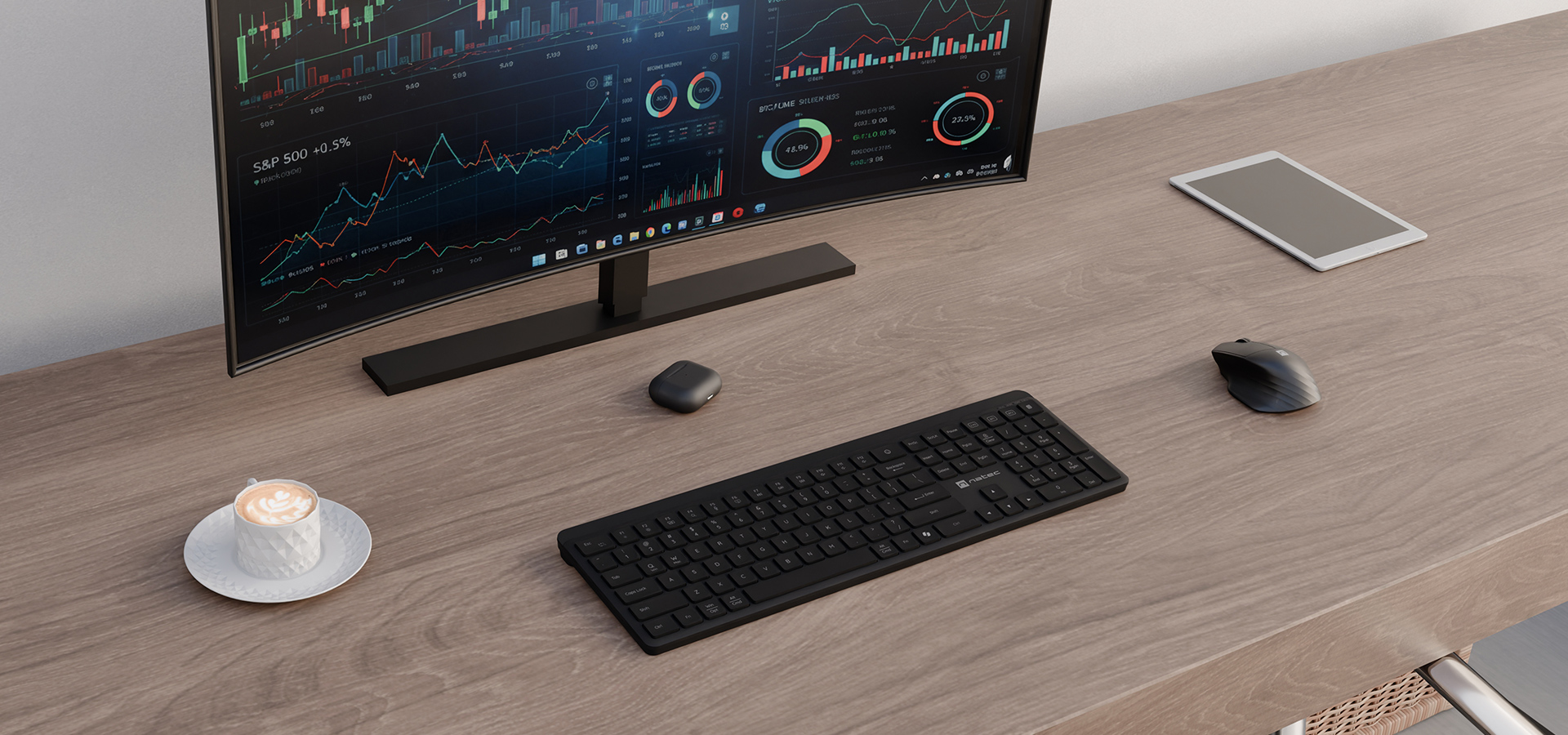 Biurko z zakrzywionym monitorem, czarną klawiaturą, myszką, tabletem i filiżanką na drewnianym blacie