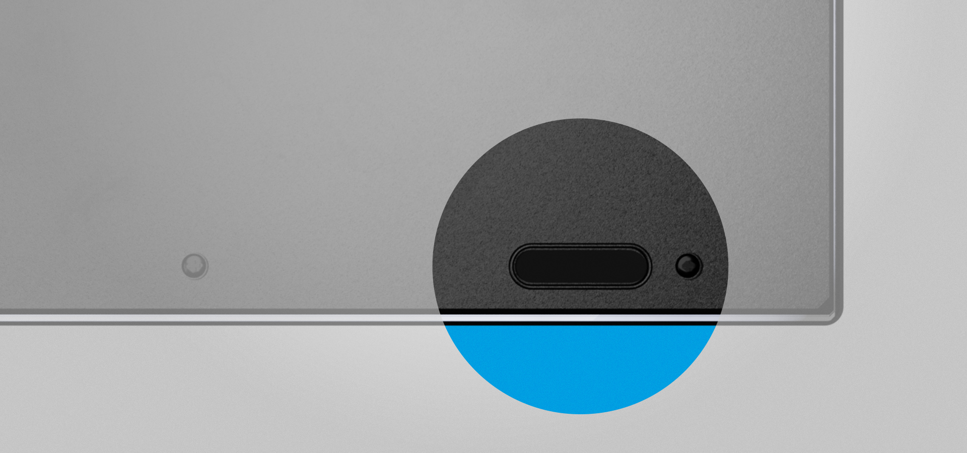 Narożnik klawiatury z czarnym portem połączeniowym i małym wskaźnikiem świetlnym