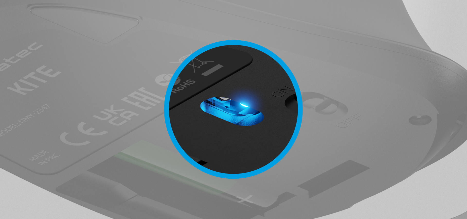 Zbliżenie na sekcję urządzenia z świecącym niebieskim światłem w okrągłym kształcie.