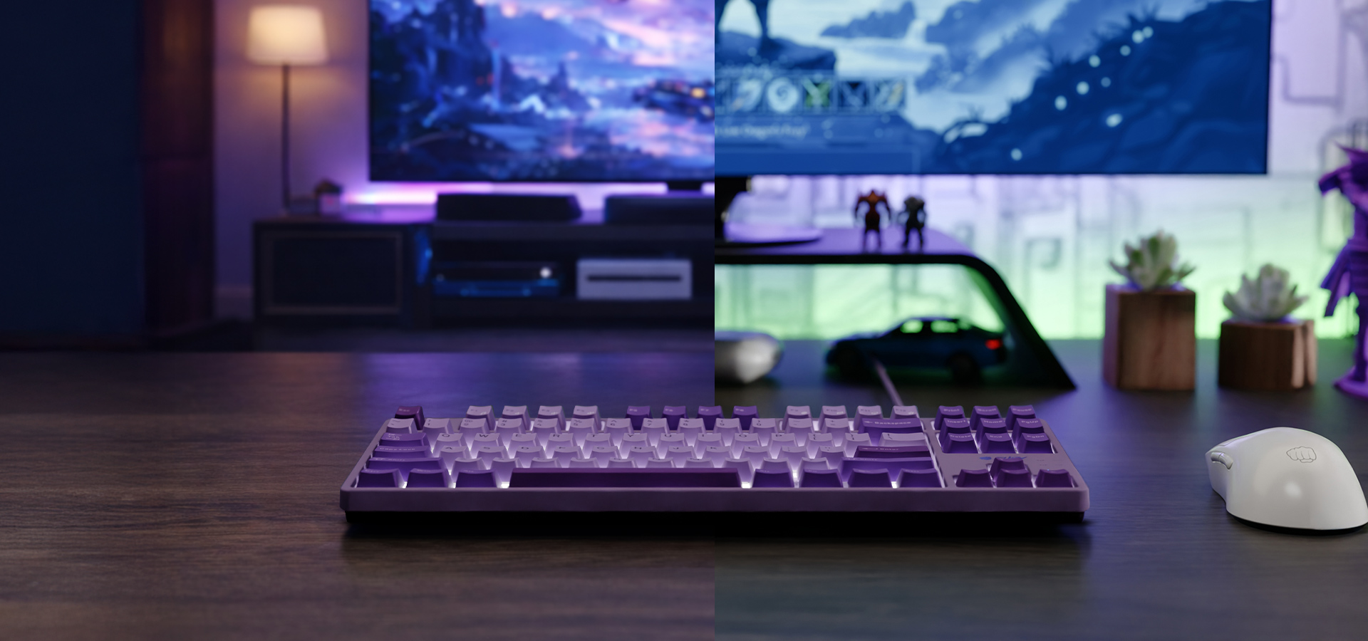 Fioletowa klawiatura z podświetlanymi klawiszami na drewnianym biurku obok myszki komputerowej.