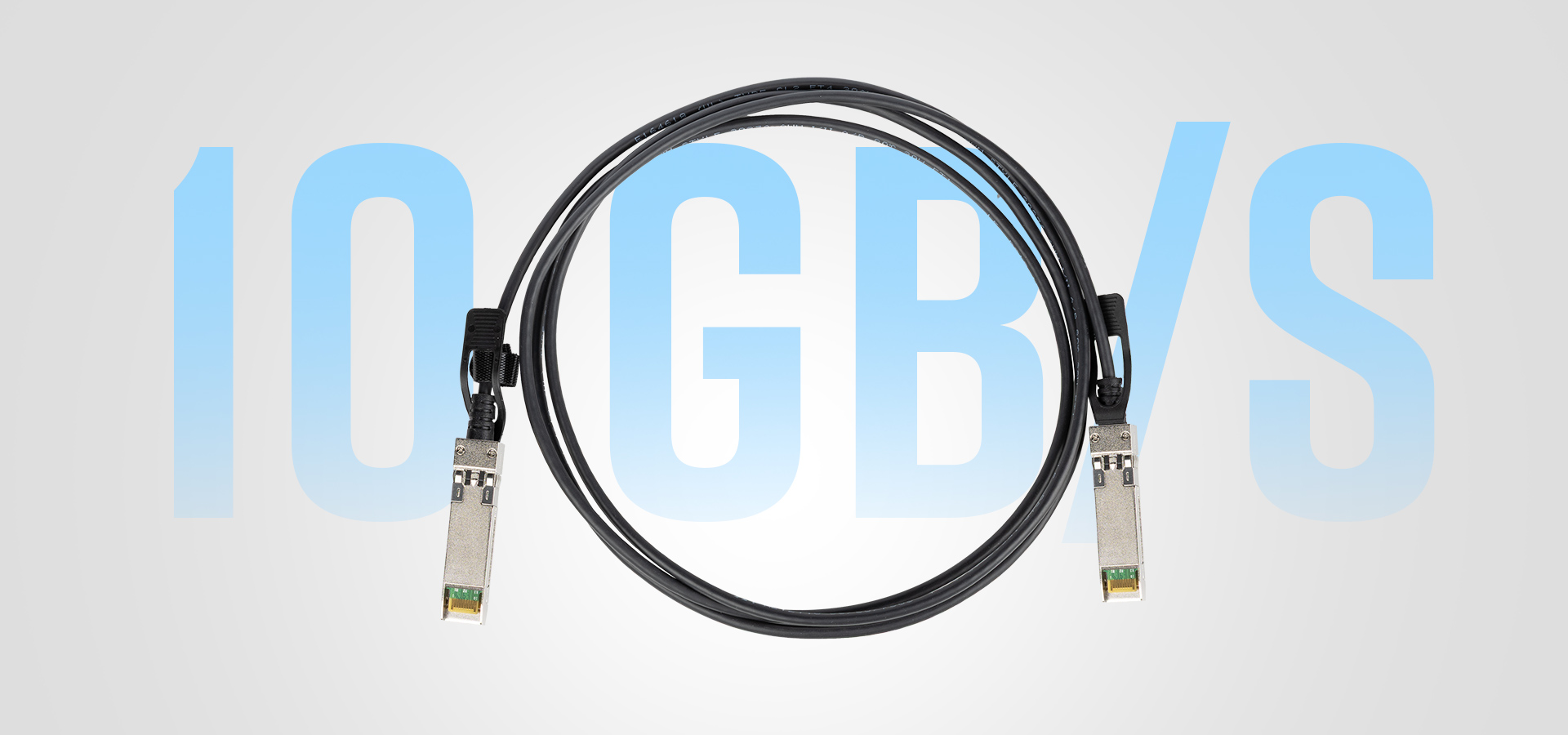 Kabel z złączami na obu końcach do szybkiego przesyłania danych.
