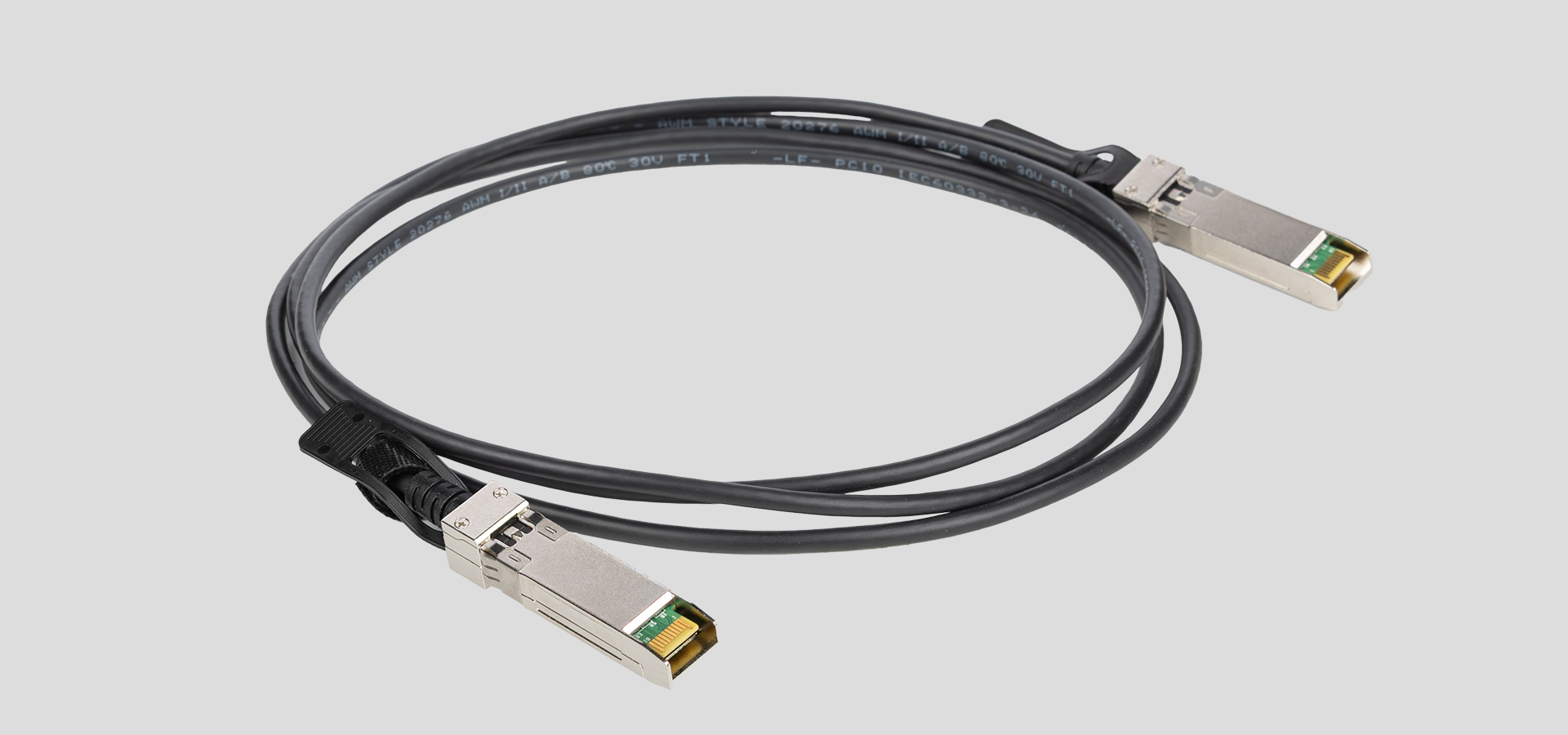 Kabel z dwoma złączami na każdym końcu, zaprojektowany do szybkiej transmisji danych.