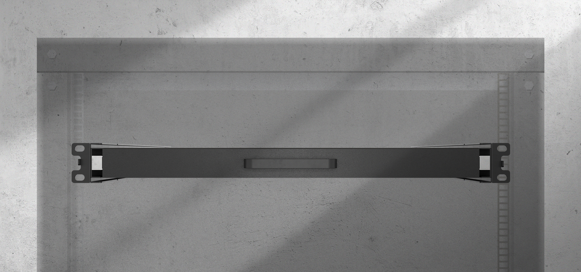 Czarna półka rack 19" marki Lanberg o wymiarach 445x350 mm, udźwigu 35 kg i czteropunktowych opcjach montażu.