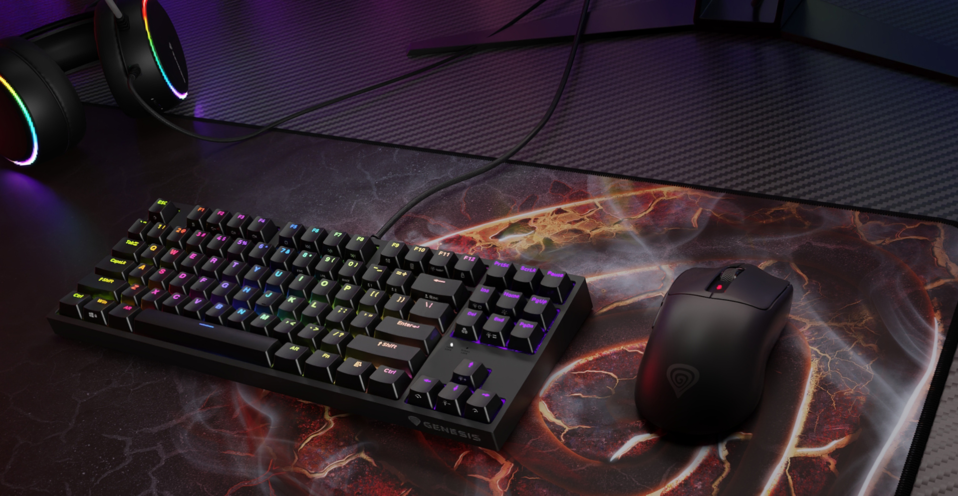 Bezprzewodowa mysz gamingowa o rozdzielczości 10 000 DPI w kolorze czarnym, umieszczona na kolorowej podkładce gamingowej wraz z podświetlaną klawiaturą i zestawem słuchawkowym.