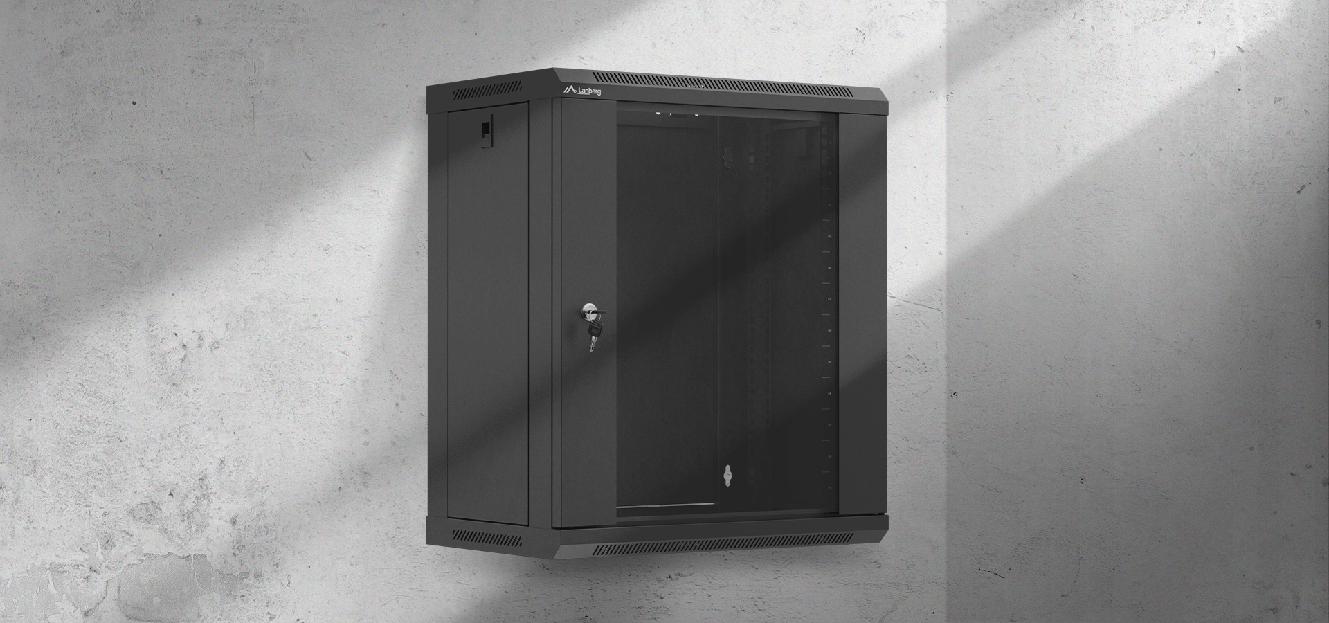 Czarna 19-calowa naścienna szafa instalacyjna rack, rozmiar 12U, ze szklanymi drzwiami i zamkiem na klucz, przeznaczona do montażu płaskiego